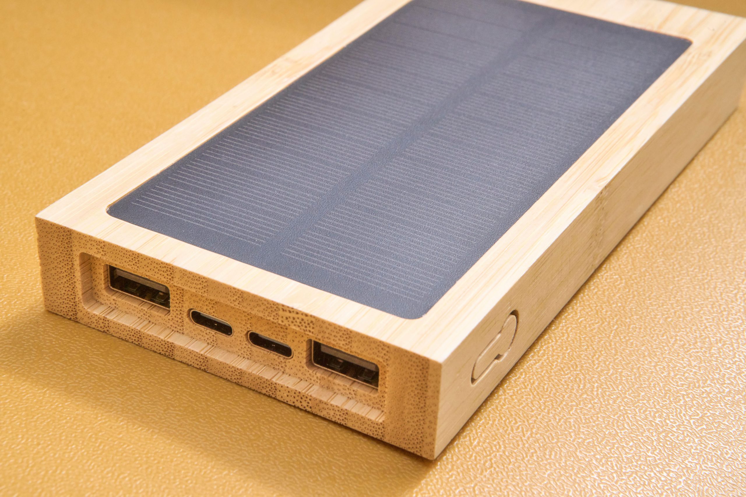 Power bank solaire en bambou Elz – Image 7